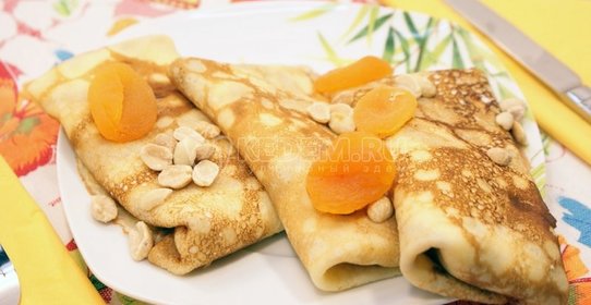 Блины с творогом и сухофруктами