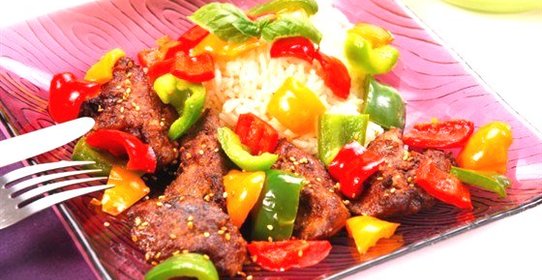 Куриная печень со сладким перцем, редисом и кунжутом