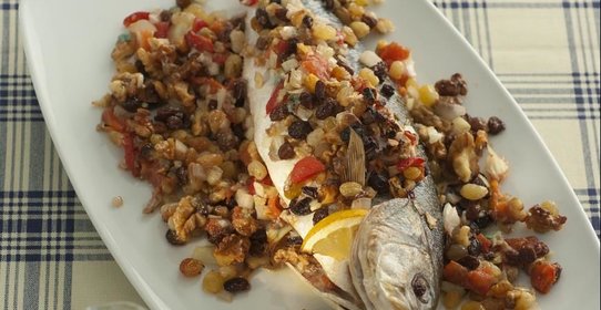 Запеченный сибас с изюмом и орехами