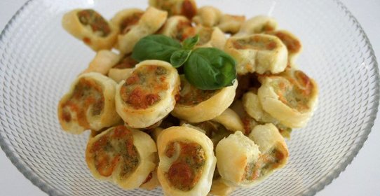 Печенье с домашним песто и сыром