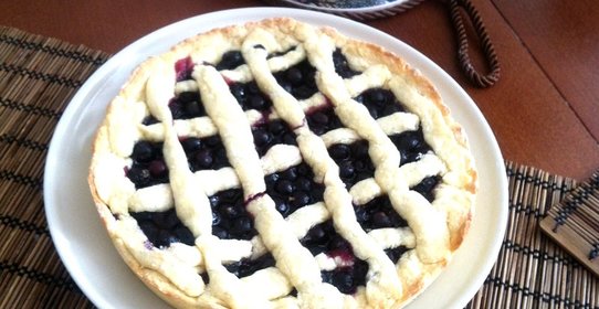 Открытый пирог с черной смородиной