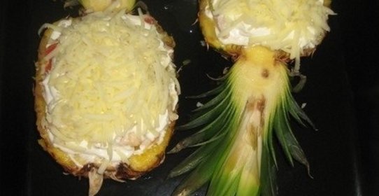 Курица, запеченная в ананасе