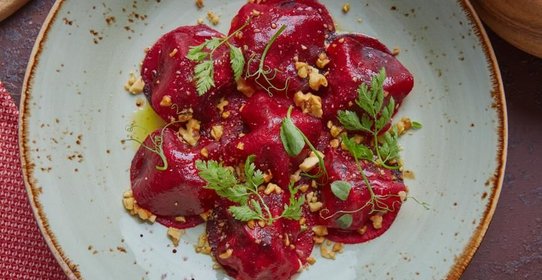 Равиоли из свеклы с авокадо и грецким орехом