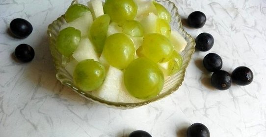 Фруктовый салат с грушей и дыней