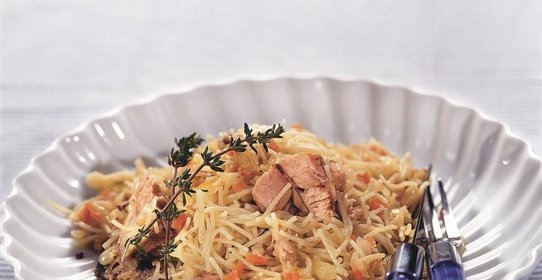 Лапша с консервированным лососем