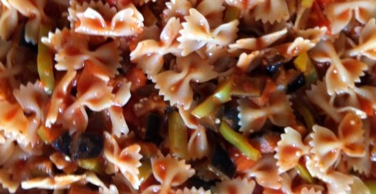 Фарфалле с томатным соусом и овощами