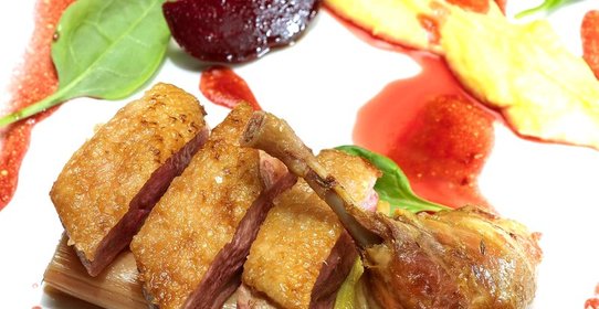 Утка с ревенем, печеной свеклой и картофельным пюре