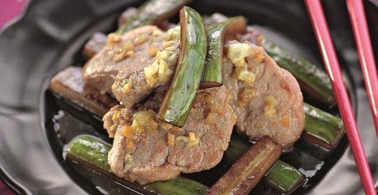 Свинина в медовом соусе с жареными огурцами