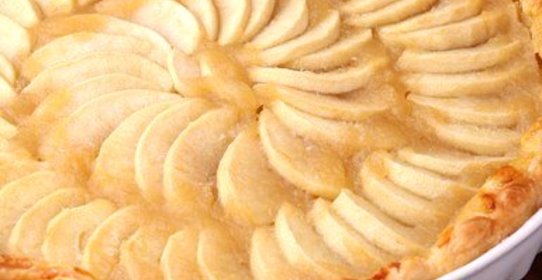 Открытый пирог с яблоками в карамели