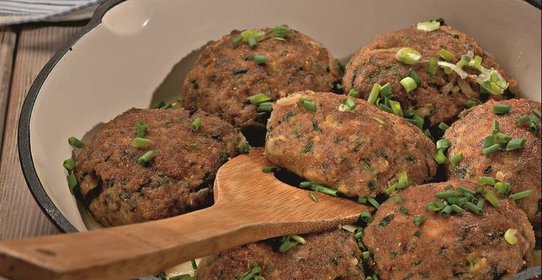 Мясные котлеты с весенней зеленью