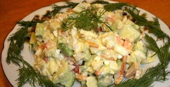 Салат с авокадо и кальмарами