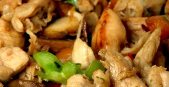 Куриное рагу с разноцветными перцами