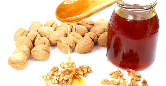 Фруктовый салат с орехами и медом