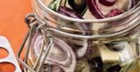 Маринованный овечий сыр