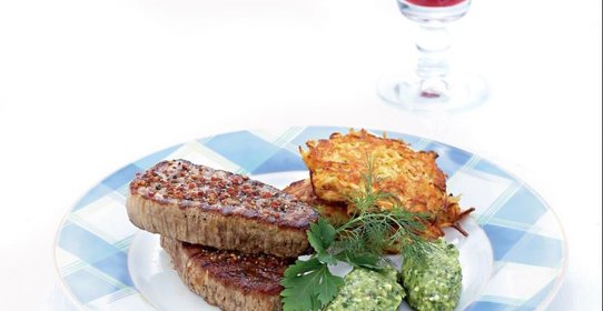 Антрекот с картофельными оладьями и соусом из голубого сыра