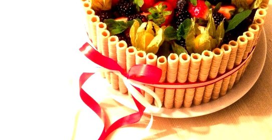 Торт «Медовик» с ягодами