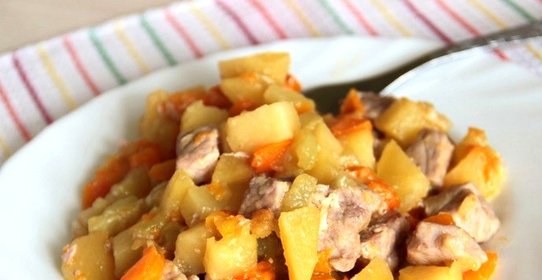 Овощи, тушенные со свининой