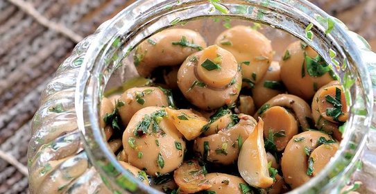 Шампиньоны в масляно-травяном маринаде