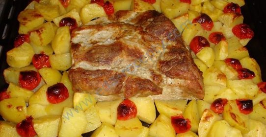 Свинина запеченная с картофелем в духовке