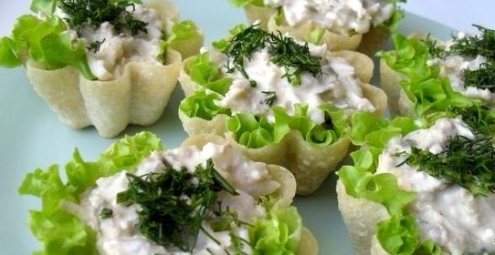 Тарталетки с тунцом и сыром