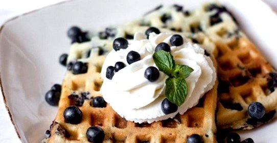 Черничные вафли на сметане