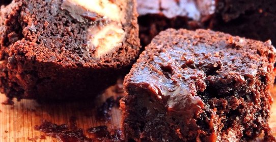 Брауни с печеньем и соленой карамелью