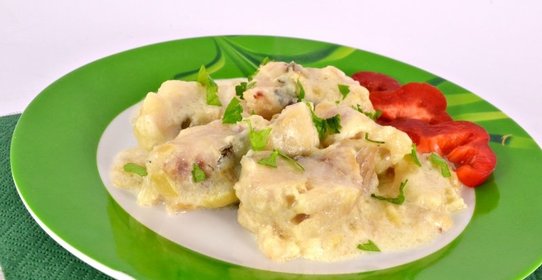 Хек тушеный в молоке