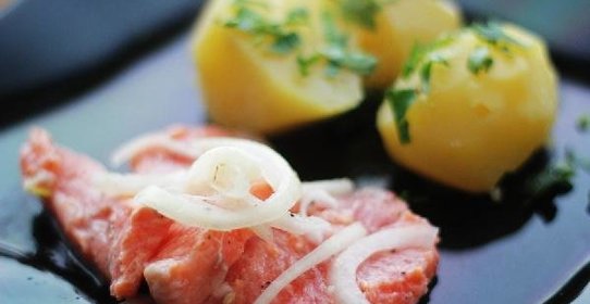 Маринованная форель с лимонным соком и репчатым луком