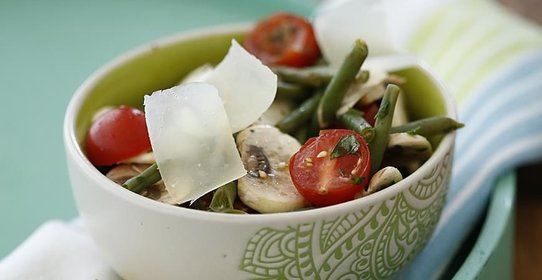 Салат из фасоли с грибами и черри