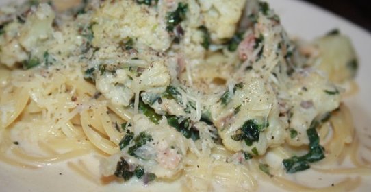 Сицилийская паста с цветной капустой, беконом и шпинатом