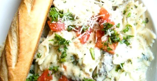 Фарфалле с курицей, грибами и рикоттой