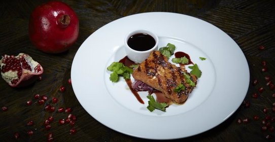 Осетрина, слегка подмаринованная в гранатовом соке, приготовленная на гриле