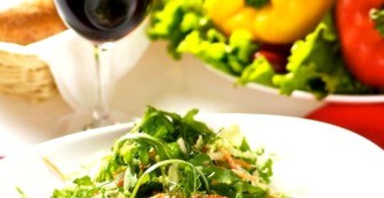 Свежая овощная лазанья с рукколой и бальзамическим сиропом