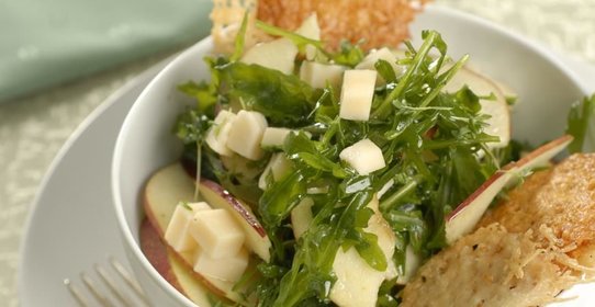 Салат с вафлями из пармезана