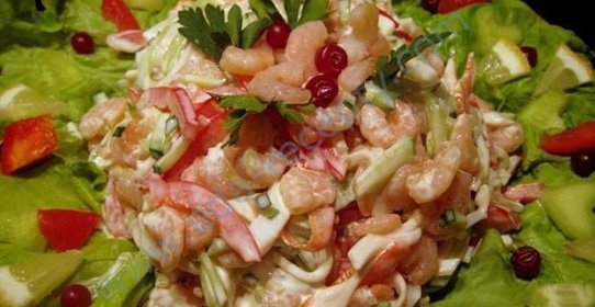 Вкусный салат с креветками и кальмарами