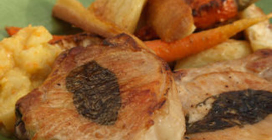 Свиные отбивные с запеченными овощами и яблочным соусом