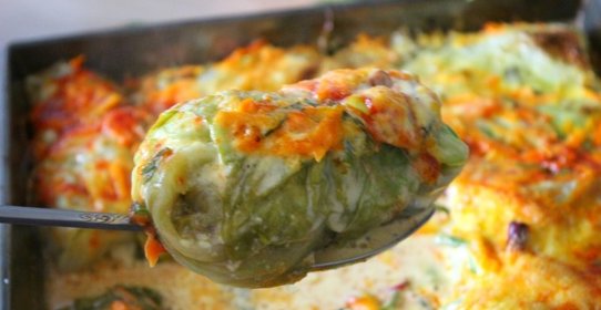 Летние голубцы, запеченные в сметанно-томатном соусе