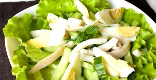 Салат с кальмарами и огурцом