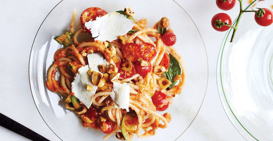 Спагетти с томатной пастой и фундуком