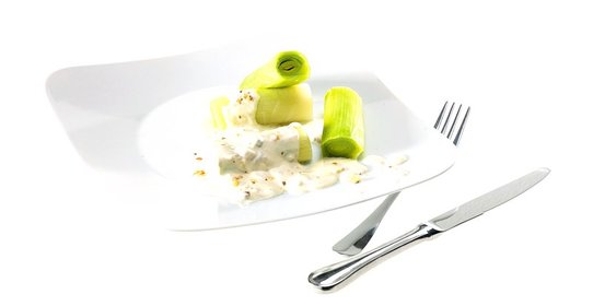 Салат из порея с заправкой из голубого сыра и нежирной сметаны