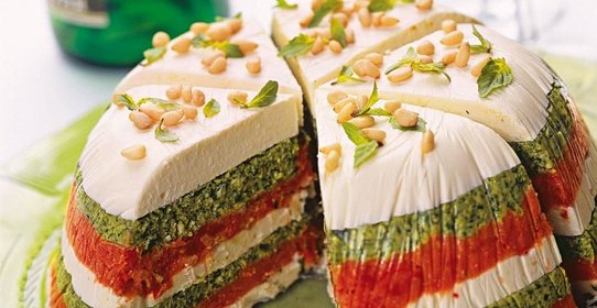 Торт из вяленых томатов и песто