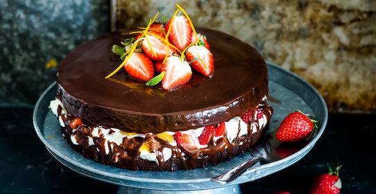 Шоколадный торт с клубникой