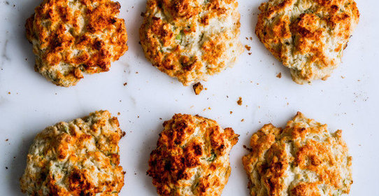 Печенье со сметаной и зеленым луком