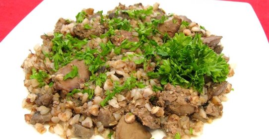 Куриная печень, жаренная с грибами и гречкой