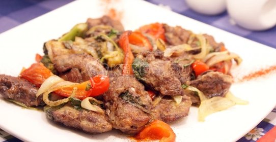 Куриная печень с овощами