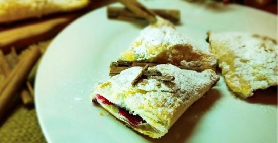 Слойки со смородиной