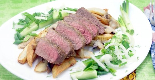 Ростбиф с жареным картофелем и грибами