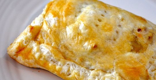 Капустный пирог из слоеного теста