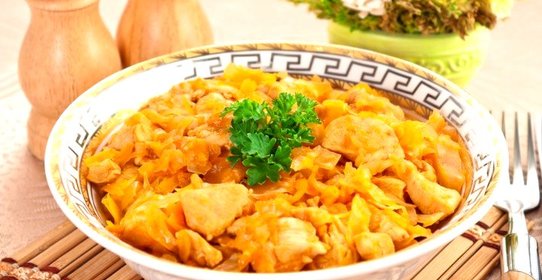 Квашеная капуста, тушенная с куриным филе