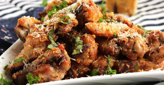 Куриные крылышки с чесноком и сыром